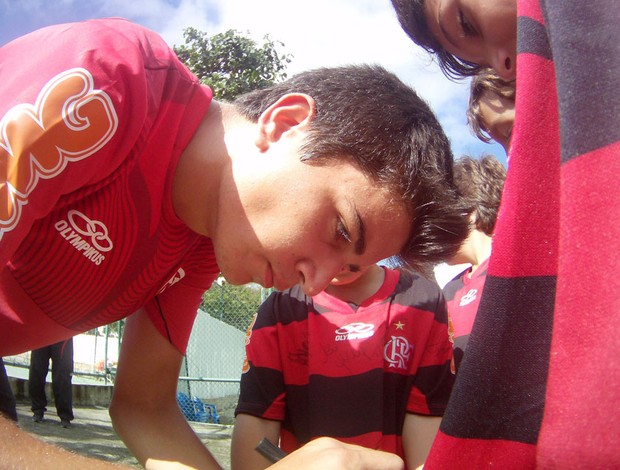 Matheus, filho de bebeto, dando autografo. (Foto: Alexandre Vidal / Fla Imagem)
