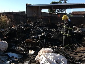 Incêndio depósito recicláveis Uberaba (Foto: Reprodução/TV Integração)