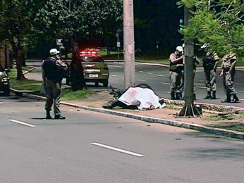 Motociclista morreu após bater em um poste na capital (Foto: Reprodução/RBS TV)