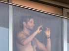 Ô calor! Bradley Cooper aparece sem camisa em hotel no Rio