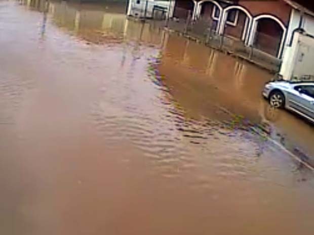 Pontos de alagamentos são registrados durante chuva em Santa Rita do Sapucaí (Foto: Rubens Cunha / VC no G1)