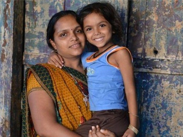 Casais de todo o mundo pagam mulheres indianas para receber seus embriões (Foto: BBC)