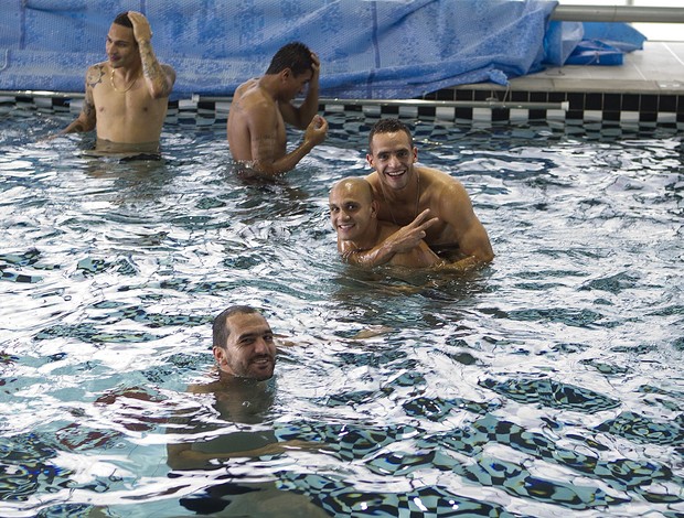 Jogadores do Corinthians na piscina (Foto: Daniel Augusto Jr / Agência Corinthians)