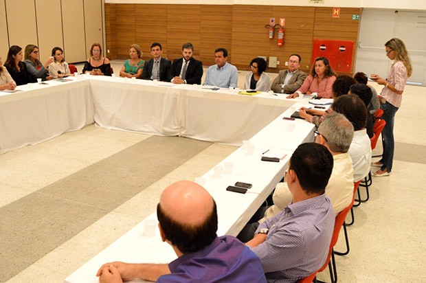 Reunião com prefeito, secretário nacional e outros agentes públicos para discutir meios de conter o problema das drogas em Natal (Foto: Marco Polo)