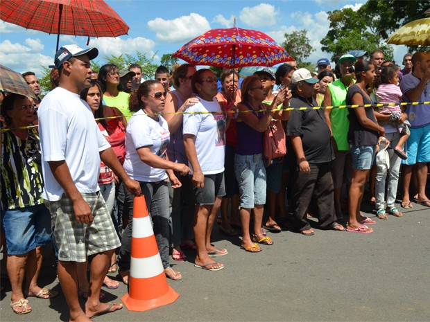 Pai de Camila e moradores aguardam na rua onde acontecia reconstituição do crime. (Foto: Samantha Silva / G1)