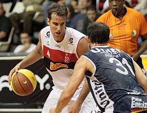 Marcelinho marcado por Robert Day, Flamengo x Uberlândia (Foto: Fernando Azevedo / Fla Imagem)