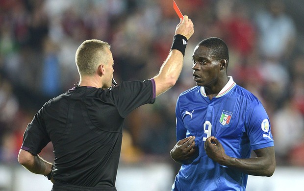Balotelli cartão vermelho jogo Itália (Foto: EFE)