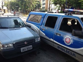 De acordo com a polícia, os PMs seguiam no veículo para atender uma ocorrência quando ocorreu a batida. A polícia conta ainda que um quarto veículo fechou a viatura e ao tentar tirar o carro para evitar a colisão, acabou batendo nos carros estacionados (Foto: Alex de Paula/ G1 BA)