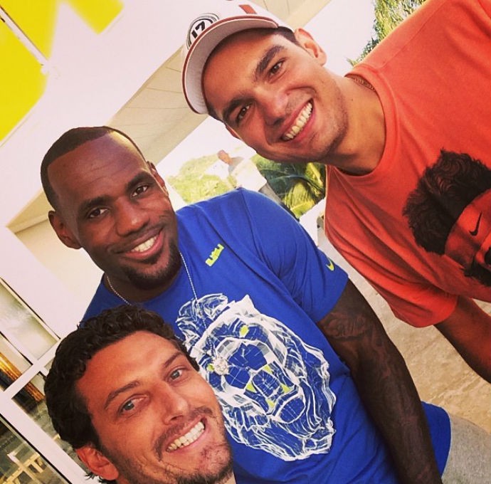 LeBron James ao lado de Elano e Anderson Varejão, no Rio de Janeiro (Foto: Reprodução/Instagram)
