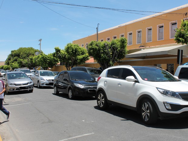 Fila dupla se forma na frente de colégio situado no Centro de Petrolina, PE. (Foto: Juliane Peixinho/G1)