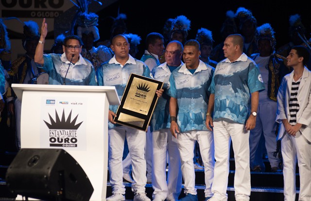Samir Trindade, Wanderley Monteiro, Elson Ramos, Lopita 77, Dimenor e Edmar Jr. recebem o prêmio de melhor samba-enredo pela Portela (Foto: Selmy Yassuda)