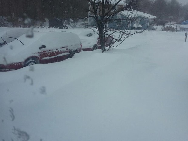 Neve cobre carros em Seabrook, New Hampshire, neste sábado (9) (Foto: Clediene Pontes Lopes/VC no G1)
