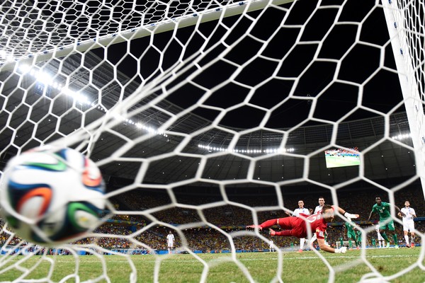 O goleiro Glykos (Grécia) entrou durante a partida e tomou um gol. Mas foi importante na vitória que classificou os gregos para a segunda fase da Copa do Mundo de 2014 (Foto: Getty Images)