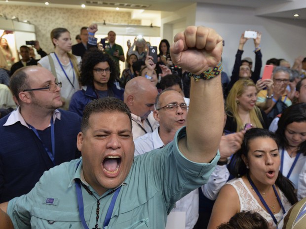 Membros do partido da oposição Movimento Democrático da Unidade (MUD) celebram vitória nas eleições legislativas na Venezuela (Foto: Luis Robayo/AFP PHOTO)