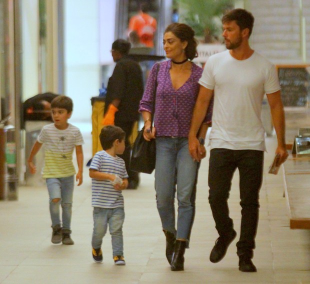Juliana Paes com a família (Foto: AgNews)