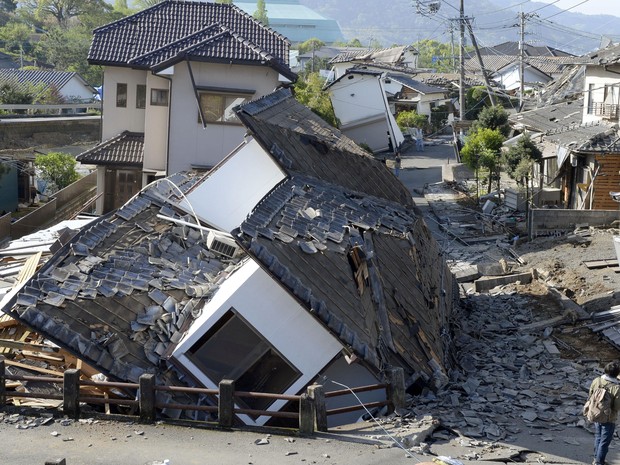Várias casas foram destruídas após terremoto em Mashiki (Kumamoto). (Foto: AP)