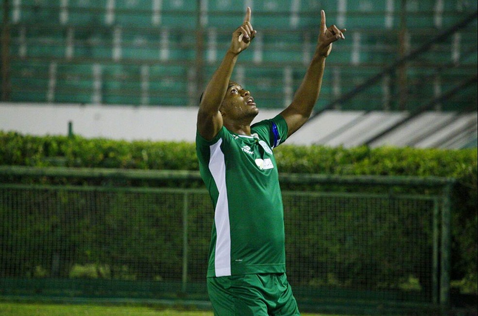Eliandro marcou os gols da noite  (Foto: Rafael Fernandes / GuaraniPress)