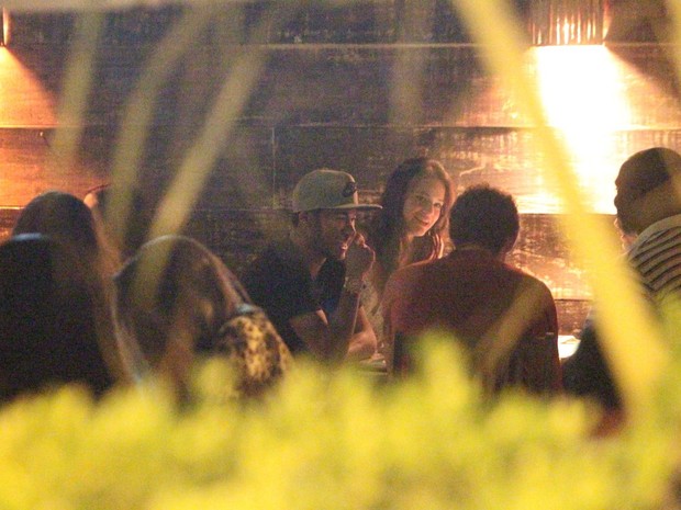 Bruna Marquezine e Neymar em restaurante na Zona Oeste do Rio (Foto: Dilson Silva/ Ag. News)