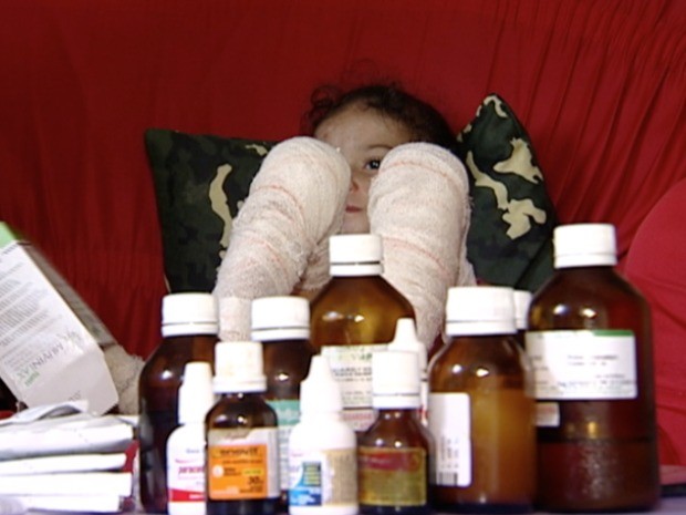 Menina com doença rara sofre com alto custo de tratamento (Foto: Reprodução/TV Gazeta)