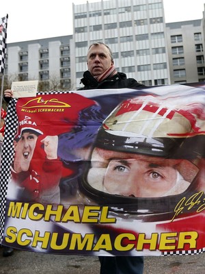 Em coma, Schumacher faz 45 anos e é homenageado por fãs na França (Charles Platiau/Reuters)