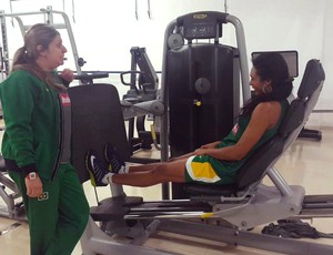 Fisioterapeuta Cristina Perroni acompanha de perto a reabilitação de Iziane e está por trás do tratamento da lesão na panturrilha, onde foi diagnosticado um edema muscular - seleção brasileira de basquete (Foto: Divulgação/CBB)