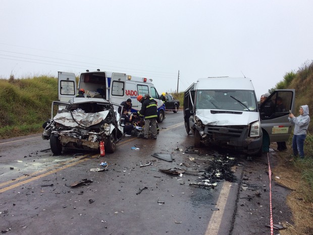 Carro e van se envolveram em acidente no Norte do RS (Foto: Eder Callegari/RBS TV)