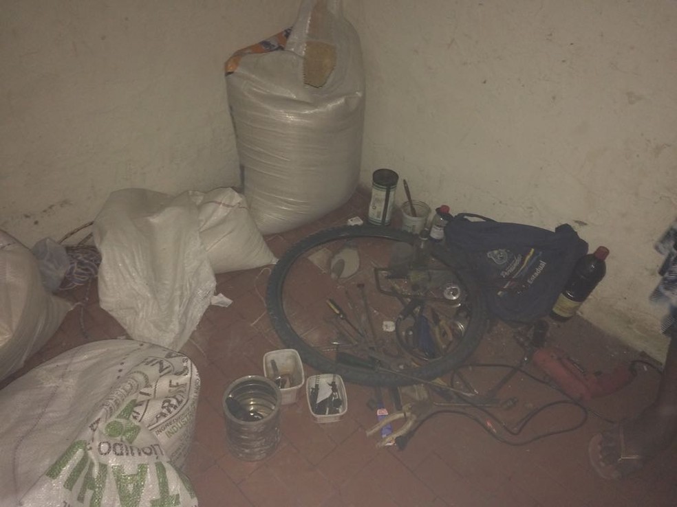 Policiais encontraram vários pedaços de armas e 2 kg de pólvora na casa (Foto: Divulgação/Polícia Militar)