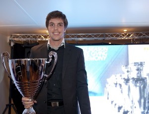Luiz Razia recebe troféu pelo vice-campeonato da GP2 (Foto: Divulgação)