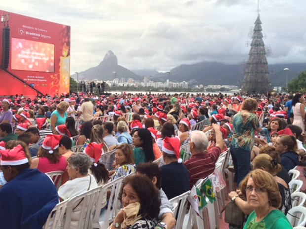 O público com a árvore ainda apagada ao fundo (Foto: Káthia Mello/G1)