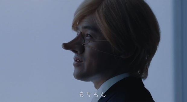 Trecho do comercial em que japonês aparece 'fantasiado' de branco (Foto: Reprodução/Twitter/ANAGlobalICH)