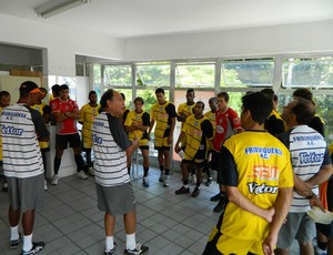 Gerson Andreotti fala com o grupo antes do treino na academia (Foto: Alexandre Vaz / Friburguense)