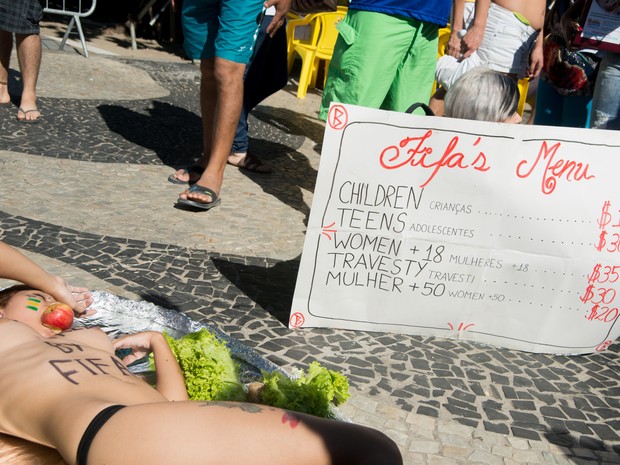 Ato do Movimento Bastardxs contra a exploração sexual na Praia de Copacabana, no Rio de Janeiro, RJ, neste domingo (6). Ativista Sara Winter, ex-Femen, integra movimento feminista Bastardxs. (Foto: LUCAS REZENDE/FUTURA PRESS/ESTADÃO CONTEÚDO)