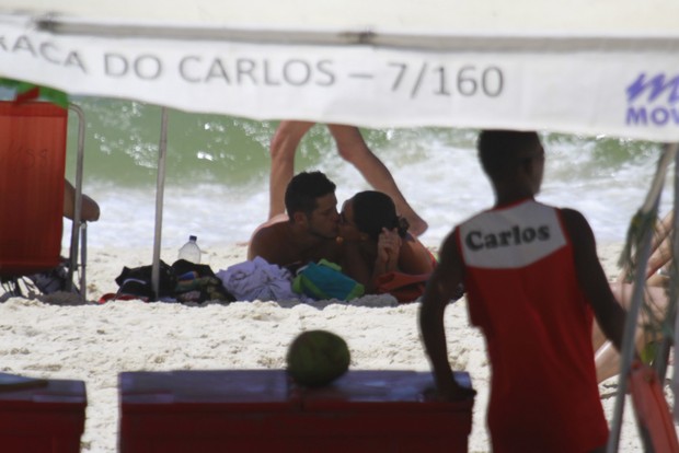 Débora Nascimento e José Loreto na praia (Foto: Dilson Silva / Agnews)