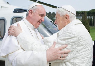 Papa Francisco e Papa emérito Bento XVI se encontram (Foto: EFE)