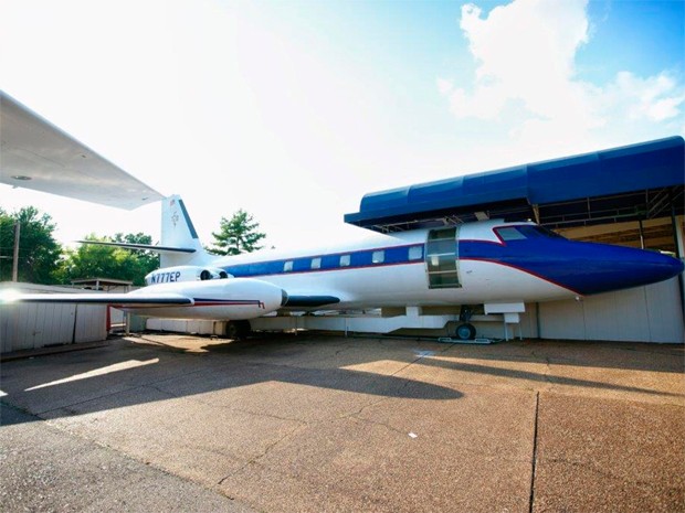Jato chamado por Elvis de 'Hound dog II', uma Lockheed Jetstar, que vai a leilão nos EUA, e está exposto em Graceland (Foto: Julien's Auctions/Reuters)
