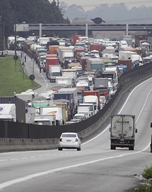 Estradas rumo a Santos viram estacionamento de caminhões (Nelson Antoine/Fotoarena/Estadão Conteúdo)