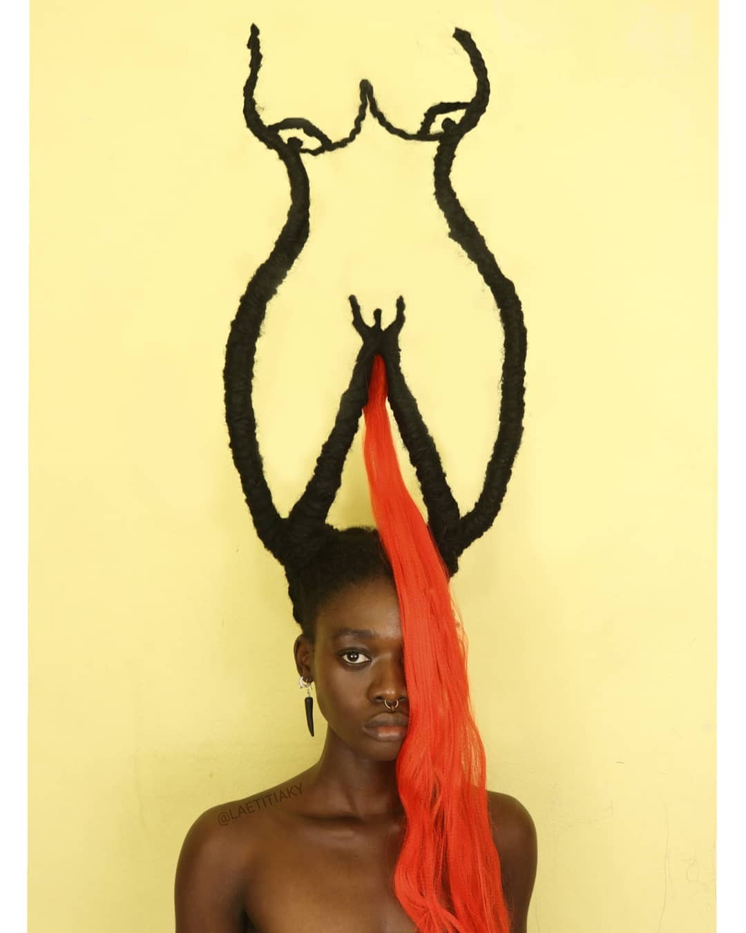Escultura de cabelo feita pela artista Laetitia KY (Foto: Reprodução/Instagram) Escultura de cabelo feita pela artista Laetitia KY (Foto: Reprodução/Instagram)