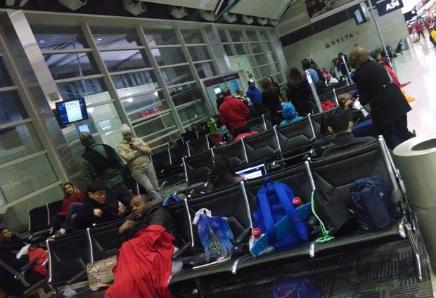 Brasileiros aguardam voo no aeroporto de Detroit, nos EUA (Foto: Edemara Nascimento/ VC no G1)