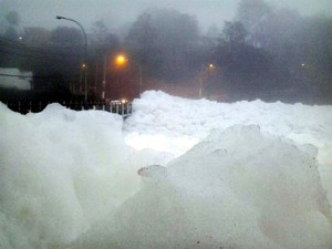 Da janela da casa só se vê espuma (Foto: Arquivo pessoal/José Pallazzolli)