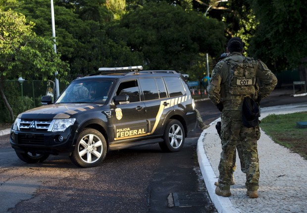 Agentes da Polícia Federal fazem buscas na casa do presidente da Câmara dos Deputados, Eduardo Cunha (PMDB-RJ), no Lago Sul, em Brasília, e também no Rio de Janeiro (Foto: Marcelo Camargo/Agência Brasil)