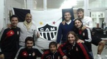 Verón e colegas de Estudiantes 
posam com bandeira do Galo (Reprodução / Internet)