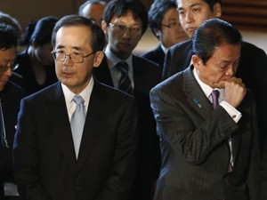Ministro das Finanças japonês Taro Aso (à direita) tosse enquanto o presidente do BC Masaaki Shirakawa responde perguntas de jornalistas (Foto: Reuters)