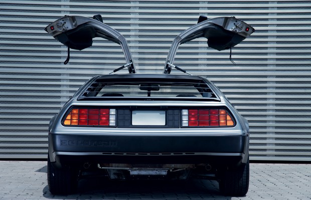 Embora seja uma raridade, o mítico DeLorean pode ser importado, pois já completou 30 anos recentemente (Foto: Divulgação)