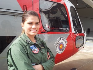Primeira mulher a pilotar um helicóptero Águia da PM em Piracicaba (Foto: Leandro Cardoso)