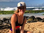 Fiorella Mattheis posa de maiô decotado em praia no Havaí