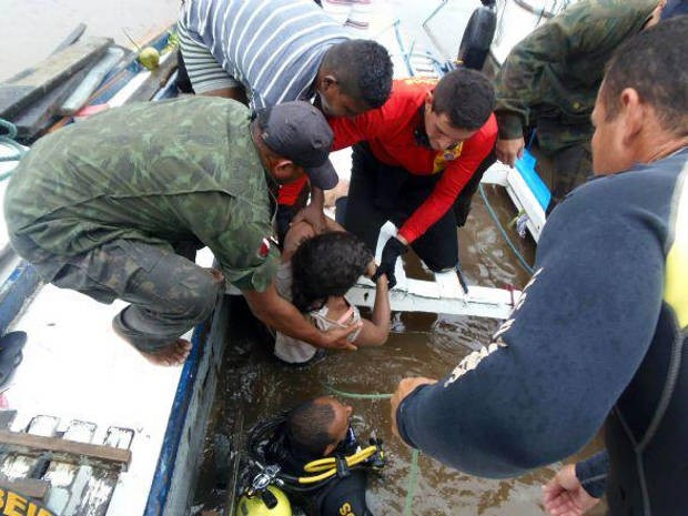 50 pessoas foram resgatadas do naufrágio no rio Arari. (Foto: Divulgação/ Polícia Civil)