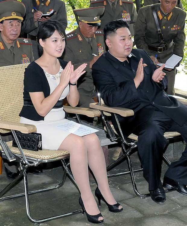 Imagem divulgada no dia 7 de agosto de 2012 pela agência coreana KCNA mostra Ri Sol-ju ao lado do líder Kim Jong-un durante visita a unidade militar (Foto: AFP)