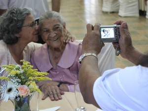 Conceição recebe o carinho da filha Terezinha durante a festa. (Foto: Márcio Rodrigues/G1)