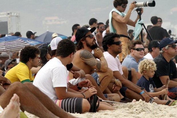 Paulinho Vilhena assiste o campeonato mundial de surf  (Foto: Marcos Ferreira / photo rio news)