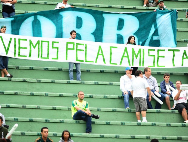 Torcida do Palmeiras protesta (Foto: Marcos Ribolli / Globoesporte.com)